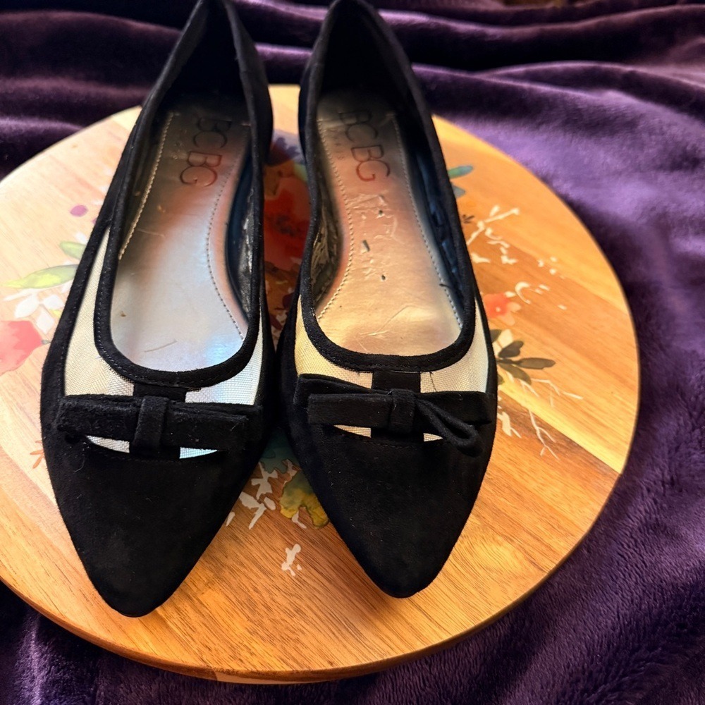 BCBG Paris Ebony Suede flats /Black 8b new without box